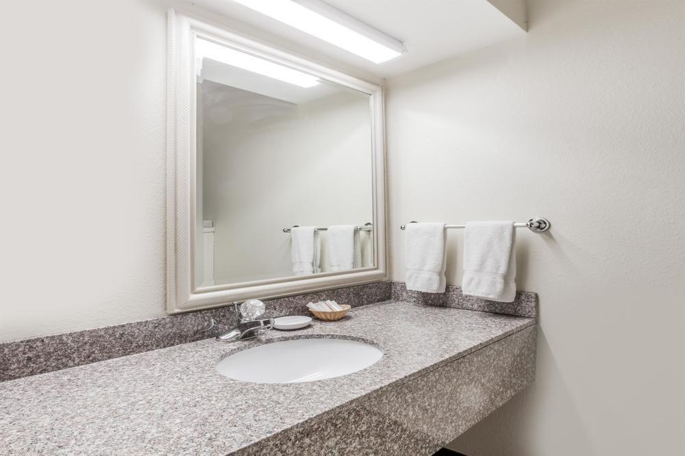 Rodeway Inn Cadiz Экстерьер фото