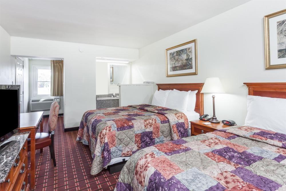 Rodeway Inn Cadiz Экстерьер фото